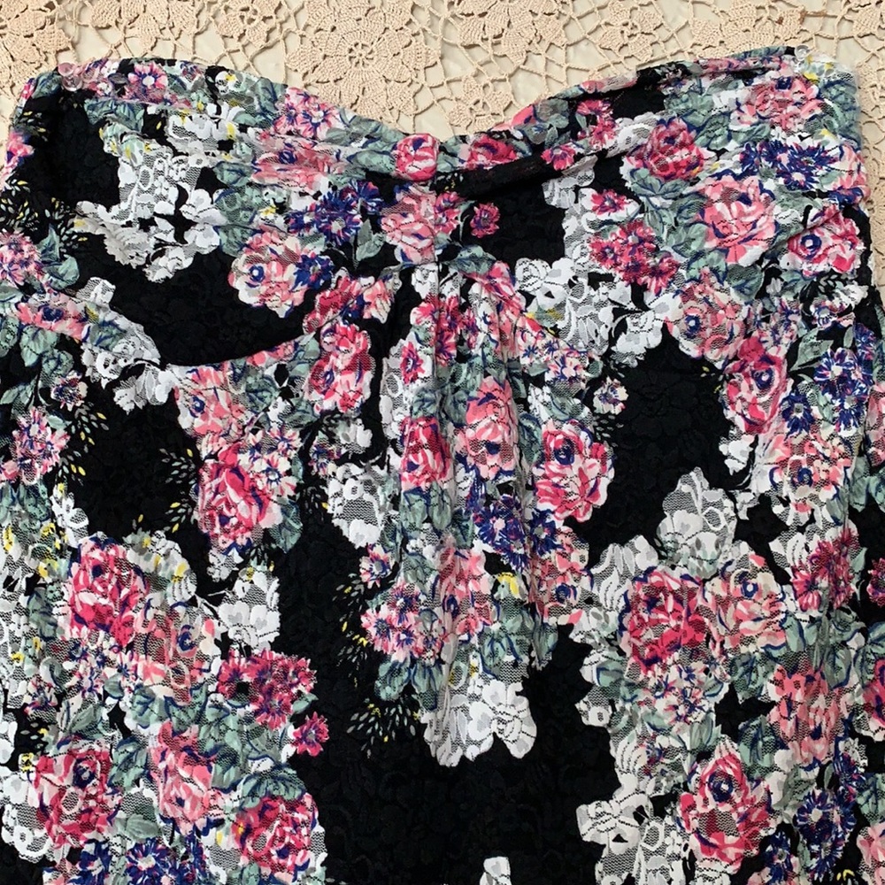 Torrid floral lace strapless top. Soft & stretchy